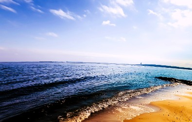 Een medewerker die een kopje koffie aan een klant geeft.